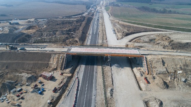 Z dnia na dzień widać postępy na placu budowy drogi ekspresowej S5. Zobacz jak w kwietniu 2022 r. z lotu ptaka wygląda odcinek Nowe Marzy - Dworzysko.