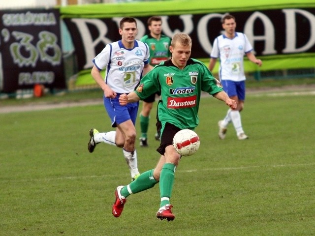 Piłkarze Stali Stalowa Wola (zielono-czarne stroje) pokonali imienniczkę z Rzeszowa 2-1.