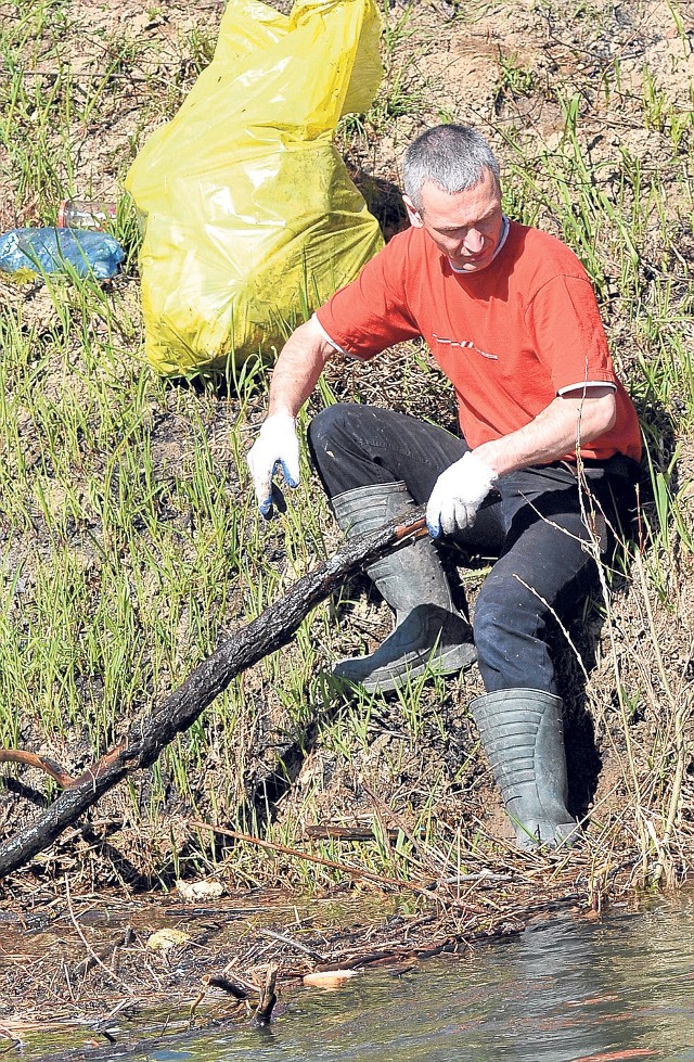 Tomasz Tatrzański podczas jednej z akcji sprzątania brzegów Wisłoka