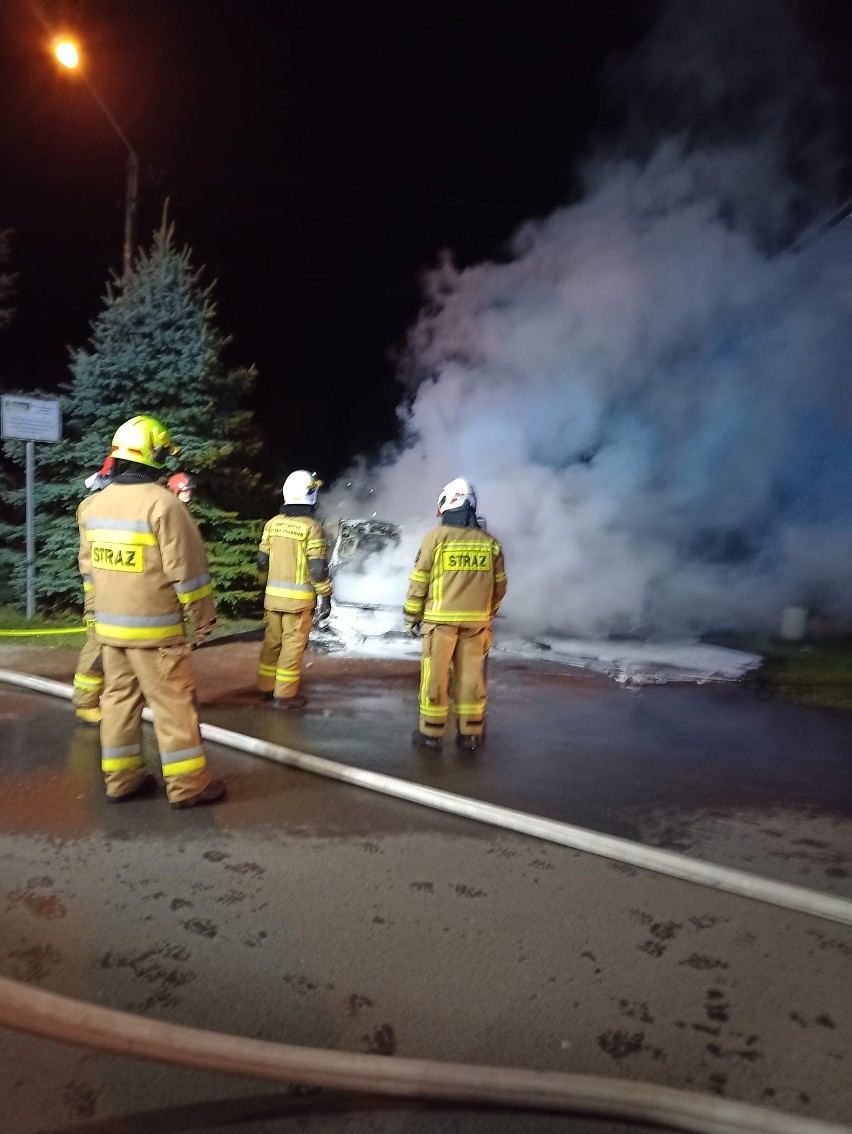 To była pracowita noc dla strażaków z Opolszczyzny. Pożary w Stobrawie, Łambinowicach i Antoniowie. Spłonęły 3 samochody i pustostan