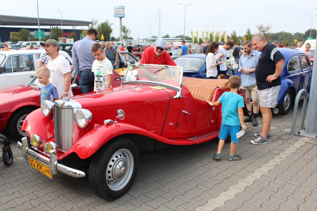 Wszyscy, którzy przyszli w sobotę na parking przed CH Arena w Gliwicach mogli podziwiać około 80 wspaniałych pojazdów, prawdziwych cudów motoryzacji. Można było usiąść w środku lub zrobić sobie zdjęcie. To już VI Zlot Pojazdów Minionej Epoki w Gliwicach. Nie zabrakło takich polskich cudów motoryzacji takich jak maluch, polonez czy duży fiat. Były też samochody amerykańskie. Furorę robiły mustangi, ale były też krążowniki szos czy niezwykłe motocykle.