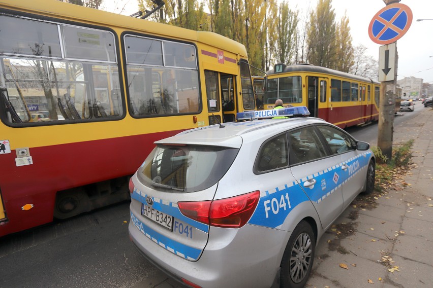 Wypadek na Przybyszewskiego - tramwaj uderzył w dwa samochody, jedna osoba ranna