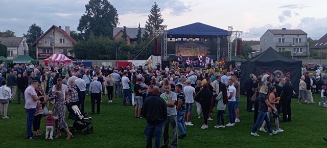 Dożynki gminy Jędrzejów 2023 w Piaskach. Zobaczcie przebieg uroczystości oraz jak bawili się mieszkańcy podczas wieczornych koncertów!