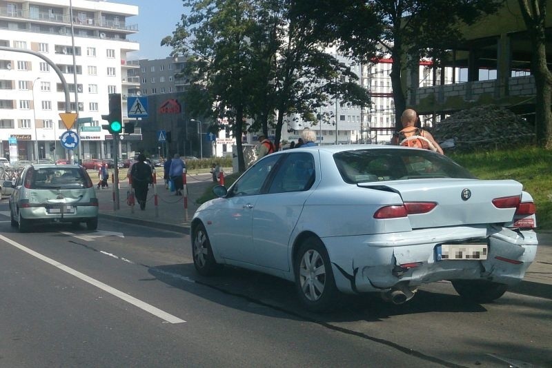 Ul. Antoniukowska. Karambol przy skrzyżowaniu ze Świętokrzyską (zdjęcia)