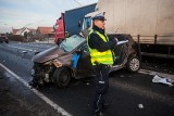 Wypadek na Skłodowskiej-Curie. Czołowe zderzenie z ciężarówką