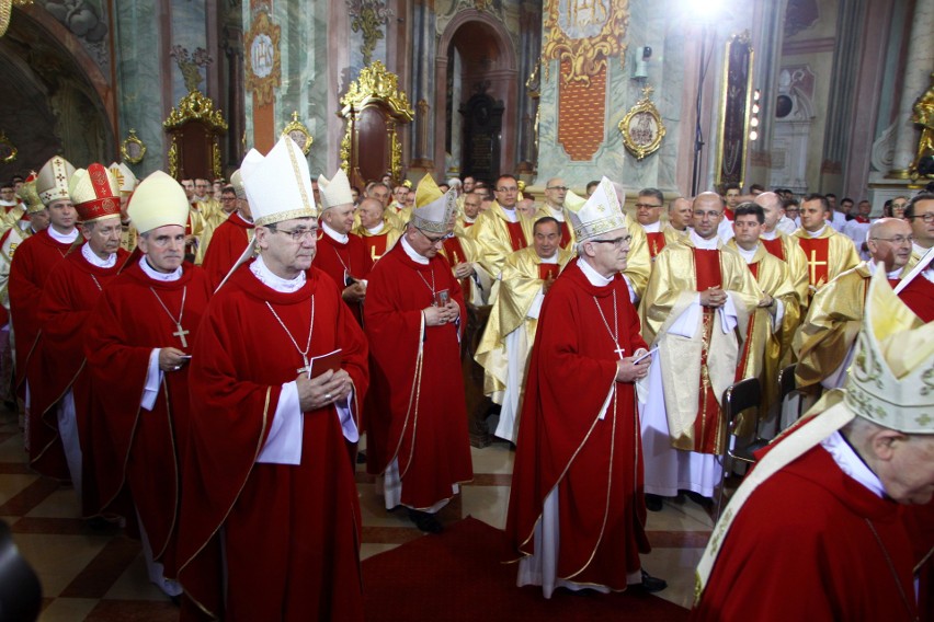 Duszpasterz młodzieży został biskupem. Bp Adam Bab: - Z wami chcę wędrować do nieba. Zobacz