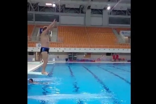Andrzej Supron skacze do wody