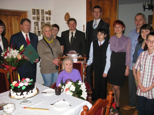 Jubilatka Rozalia Licznar w otoczeniu rodziny. Od lewej: Alina Klasińska, prawnuczki: Magdalena i Katarzyna, Zenon Klasiński i prawnuk Michał 