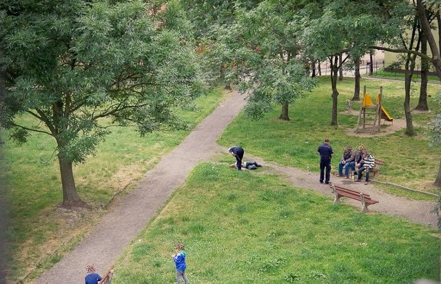 Pogotowie zabrało nieprzytomnego z przepicia, a policja rozgoniła jego kompanów, którzy... kilka minut po odjeździe patrolu wrócili i pili dalej - ten obraz z Lewina to chleb powszedni mieszkańców wielu opolskich miast.