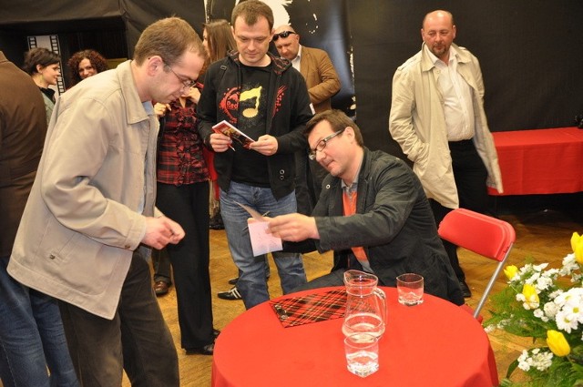 Po spotkaniu Robert Więckiewicz rozdawał autografy.