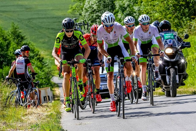 Kolarze Voster Uniwheels (biało-czarno stroje) mają przed sobą Wyścig Solidarności i Olimpijczyków.