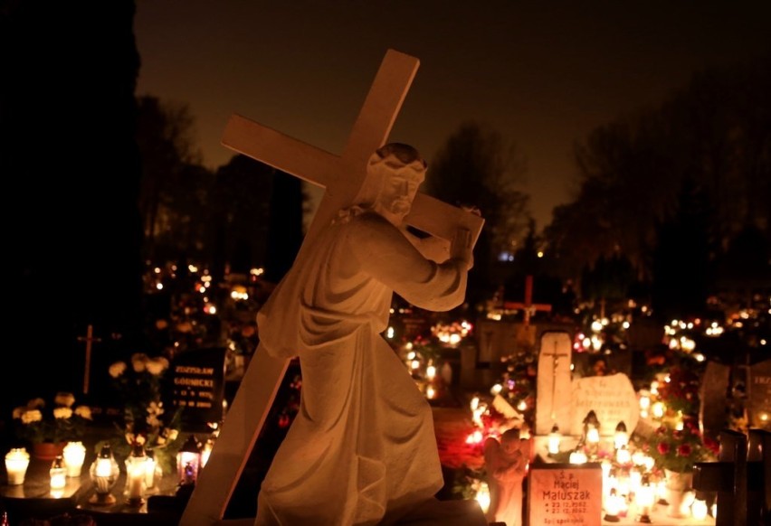 Chojnicki cmentarz parafialny nocą