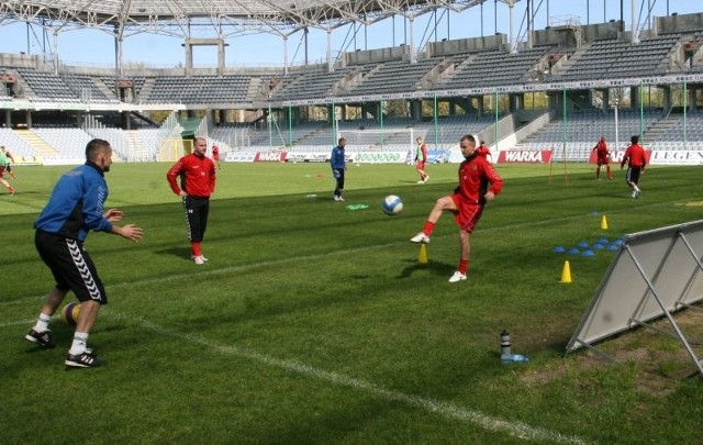 W poniedziałek Korona trenowała na głównej płycie stadionu przy ulicy Ściegiennego. Paweł Sobolewski (z piłką) ćwiczył jeszcze indywidualnie i nie zagra we wtorek z Pruszkowem.