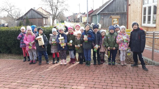 Grupa dzieciaków poznała zasady umieszczania budek lęgowych i otrzymała budki