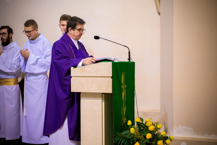 Śp. ks. Józef Zabrzeński został Honorowym Obywatelem Gminy Łużna. Przez ponad czterdzieści lat służył w parafii. Nigdy nie odmawiał pomocy