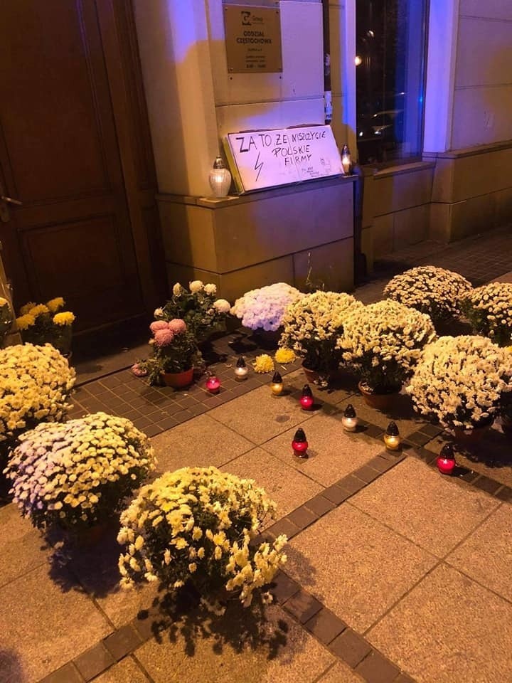 Kwiaty i znicze pod biurem senatora PiS w Częstochowie....