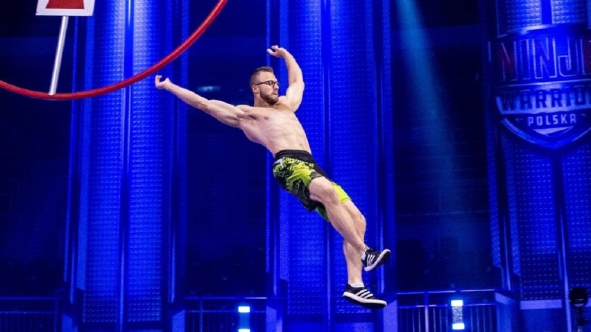 Mateusz Karbowy na torze w finale Ninja Warior Polska.