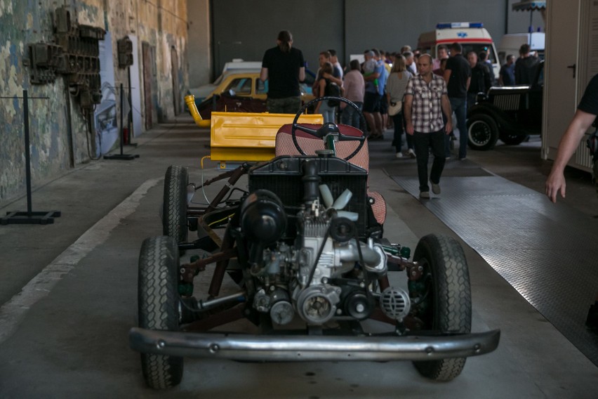 Otwarcie wystawy Moto-historie w Hangarze Czyżyny. Zabytkowe pojazdy zrobiły furorę! [ZDJĘCIA]