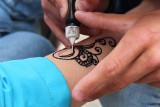 Tatuaż z henny poparzył dziecko! Popularna pamiątka z wakacji oszpeciła 7-latkę na całe życie