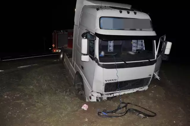 Przez cztery dni długiego świątecznego weekendu wyszkowscy policjanci prowadzili działania „Wielkanoc 2016”.  Od piątku do poniedziałku na drogach powiatu wyszkowskiego doszło do 2 wypadków drogowych, w których rannych zostało 4 osoby. - Pierwszy wypadek wydarzył się w piątek 25 marca tuż przed północą na drodze z Serocka do Wyszkowa – informuje oficer prasowa wyszkowskiej komendy Marta Gierlicka. - Z nieustalonych na chwilę obecną przyczyn kierowca ciężarowego volvo zjechał na przeciwległy pas ruchu a następnie wjechał do rowu i uderzył w betonowy przepust. W wypadku poszkodowany został 8-letni pasażer volvo.  Następnego dnia przed godziną 4 doszło do kolejnego zdarzenia drogowego. W miejscowości Budykierz na krajowej ósemce kierująca oplem jadąca w kierunku Wyszkowa zjechała na przeciwny pas ruchu i zderzyła się  ciężarówką. Do szpitala przewieziono kierującą i 2 pasażerów opla.Zobacz też: Wypadek na DK 8. Zderzenie osobówki z tirem (ZDJĘCIA)Zobacz też: Wypadek na DK 62. Poszkodowane dziecko (ZDJĘCIA)