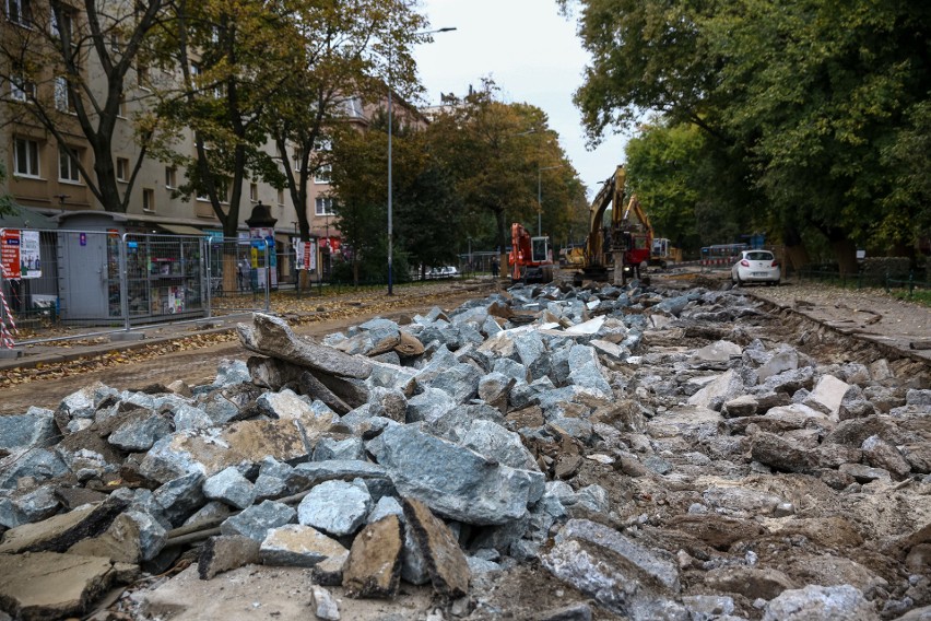 Na remontowanej ul. Królewskiej zrywają kostkę. Mieszkańcy: ależ ona jest cenna i zabytkowa!