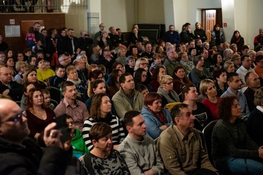 Koncert kolęd w Pawlikowicach. Tłoczno na scenie. Tłumy na widowni [ZDJĘCIA]