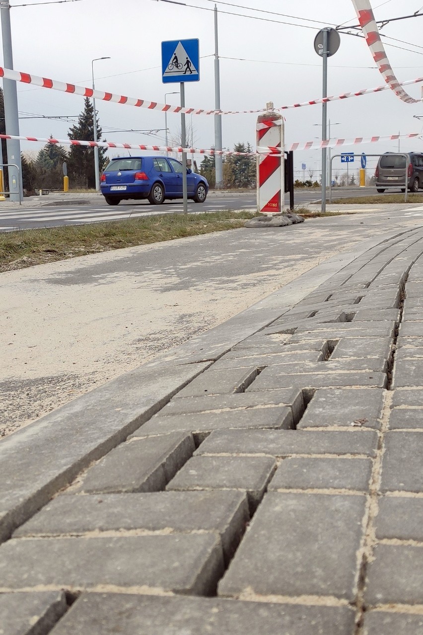 Zapadła się część chodnika i ścieżki rowerowej na ul. Choiny w Lublinie. Przy drodze wyremontowanej półtora roku temu