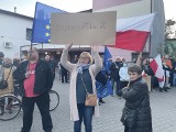 Hasła "Polska w Unii" i "Dość Propagandy" na ostrowieckich ulicach. Był protest i przemarsz pod biuro poselskie (ZDJĘCIA) 