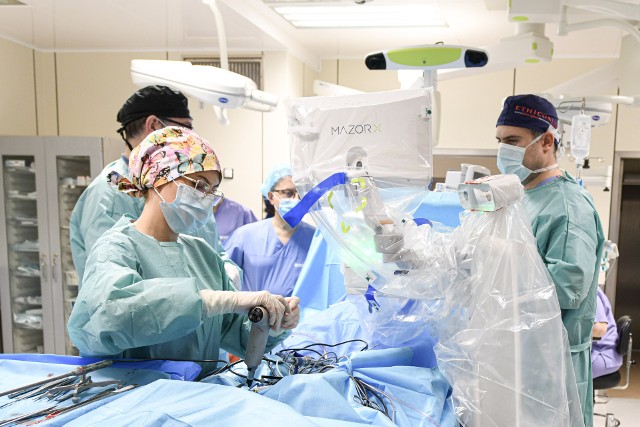Przeprowadzone w słupskim szpitalu operacje wykonano pod nadzorem przedstawicieli firmy produkującej robota neurochirurgicznego, a wcześniej lekarze i instrumentariuszki uczestniczyli w szkoleniu obsługi robota na fantomach.