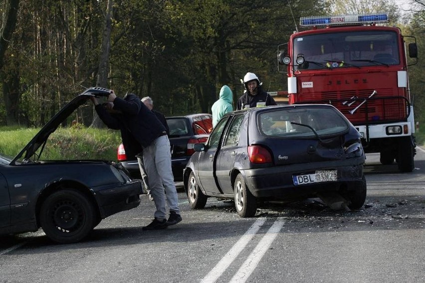 Wypadek pod Legnicą. Zderzenie 4 aut, 6 osób rannych