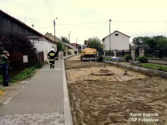 Do zdarzenia doszło w sobotę o godzinie 12.57. Na ulicy Wójtowskiej w Iłży podczas prac związanych z remontem nawierzchni jezdni, operator koparki uszkodził rurę gazową.