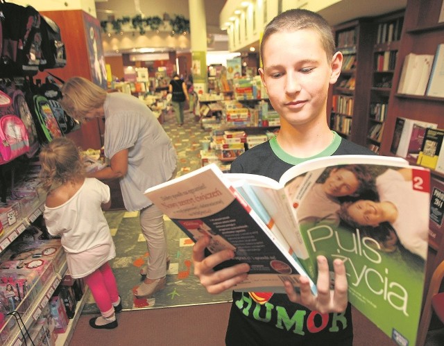 Wrocławianin Albert Zaweracz, uczeń II klasy gimnazjum, wybrał się do księgarni Matras przy ul. Świdnickiej, żeby sprawdzić, ile będzie kosztował nowy komplet książek do szkoły