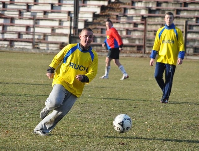 Damian Koryciński (na pierwszym planie) z zespołu Żonatych strzelił pierwszego gola na świętokrzyskich boiskach w 2012 roku.
