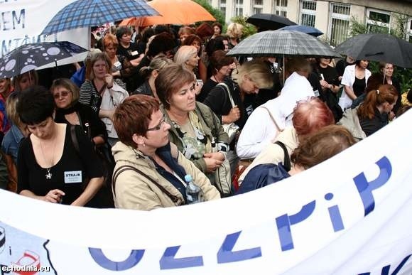 Pod budynkiem dyrekcji miejskiego szpitala pojawiło się kilkaset pielęgniarek i położnych z całej Polski. &#8211; Będziemy protestować do skutku &#8211; mówią siostry.