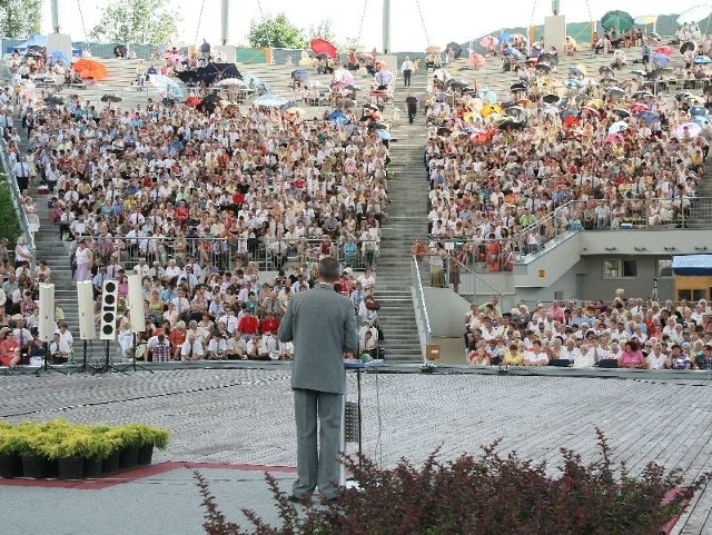 W trzydniowym kongresie Świadków Jehowy w Kielcach bierze udział ponad 3,5 tysiąca osób.