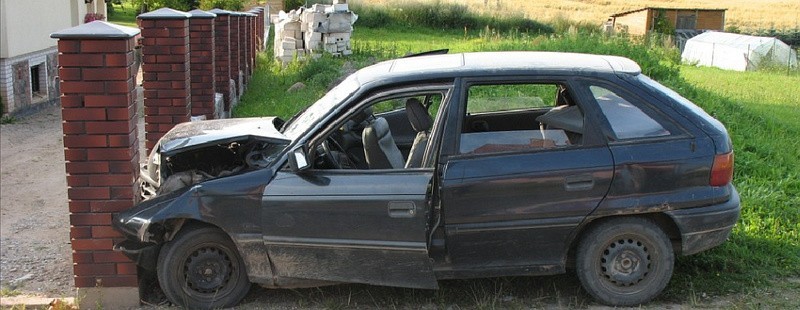 Opel wbił się w ogrodzenie