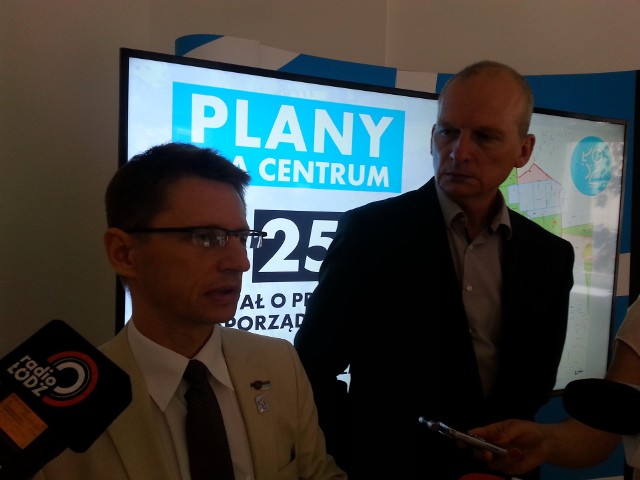 Robert Warsza, dyrektor Miejskiej Pracowni Uranistycznej (z lewej) i wiceprezydent Wojciech Rosicki przedstawią radnym projekt 25 uchwał dotyczących przystąpienia do sporządzenia planów miejscowych.