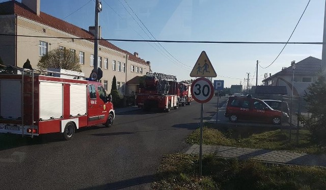 Akcja ratownicza przed szkołą w Białobrzegach.