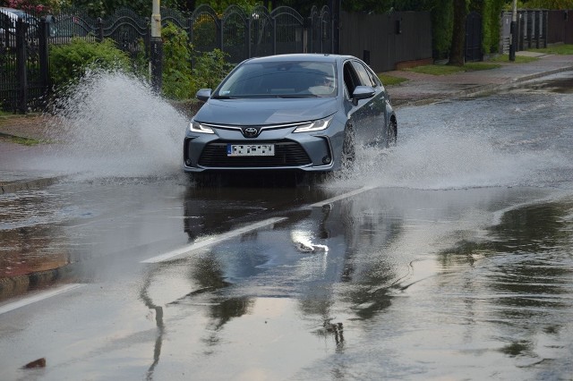 W sobotę od rana do popołudnia panowała tropikalna pogoda. Przed godziną 15 natomiast miasto zalała tropikalna ulewa. Przez kilkadziesiąt minut mocno popadało.Duże kałuże pojawiły się na ulicach, gdzie są zagłębienia. Auta hamowały przed takimi miejscami i spokojnie przejeżdżały. Woda szybko wsiąkła w nagrzaną ziemię, a nadmiar wody spłynął.Na zdjęciu wodna pułapka na ulicy Niezłomnych.