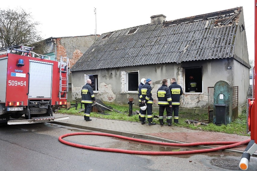 Kołbaskowo: Tragiczny pożar budynku jednorodzinnego. W spalonym domu strażacy znaleźli zwłoki mężczyzny