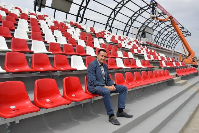 Adam Bolek, burmistrz Białobrzegów na stadionie Pilicy.