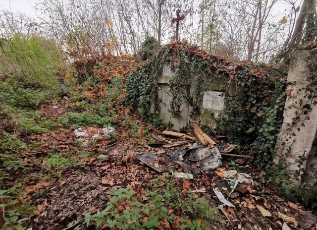 W ostatnich dniach grobowiec uprzątnął mieszkaniec Gniezna. On też na początku tygodnia zauważył, że ktoś uszkodził nagrobek. Zdjęcie zamieścił na swoim blogu