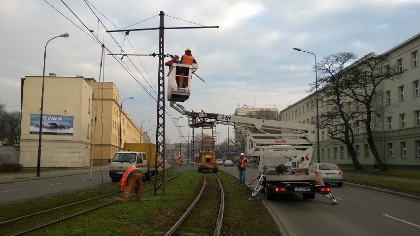 Uszkodzenie sieci trakcyjnej MPK Łódź. Ulicą Zieloną nie jeżdżą tramwaje linii 9 i 13 [ZDJĘCIA] 