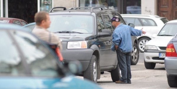 Wczoraj plac koło galerii handlowej obstawiało kilku samozwańczych parkingowych.