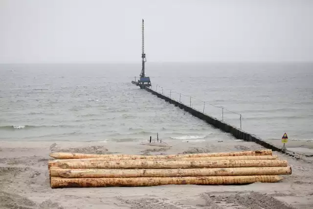 Na usteckiej plaży wschodniej rozpoczęły się prace związane z odbudową ubytków ostróg sztucznej rafy. Jesienią ubiegłego roku oraz zimą podczas sztormów z dna morskiego wyrwanych został około 50 sztuk pali. Inwestycja ukończona została w ubiegłym roku. Prace potrwać mogą kilka tygodni. 