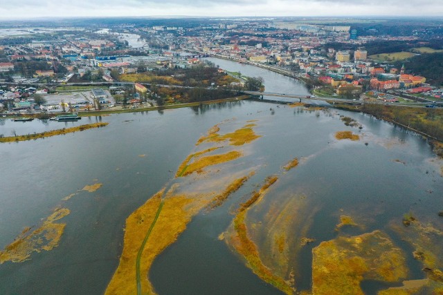 Z powietrza rozlewiska Warty w Gorzowie Wlkp. wyglądają imponująco. Rzeka rozlewa się na łąki i pastwiska. Niestety, podchodzi też do posesji, dlatego konieczna była interwencja straży pożarnej.