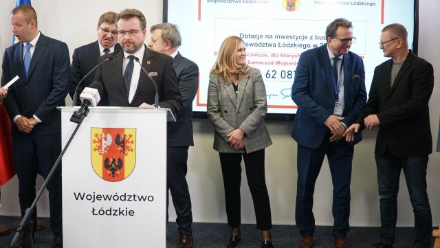 Piotr Adamczyk, wicemarszałek województwa łódzkiego, przekazał symboliczne czeki szefom pięciu placówek medycznych mających siedzibę w Łodzi.