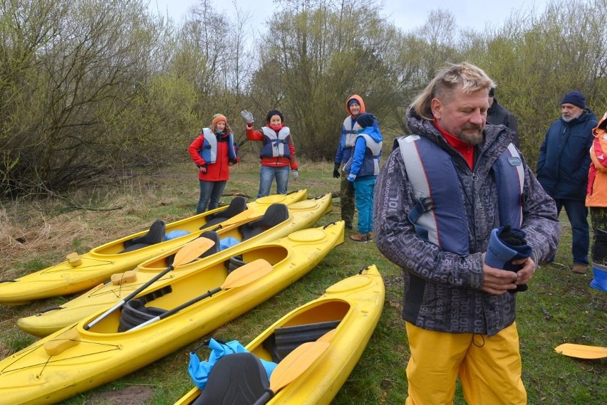 Nie straszny im śnieg i niska temperatura. Kajakarze spłynęli Lubrzanką