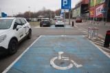 W Łodzi w Manufakturze niepełnosprawni łodzianie na wózkach edukowali kierowców na temat parkowania na niebieskich kopertach