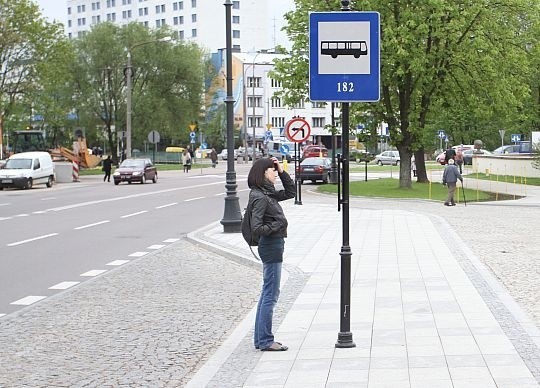 Na przystanku autobusowym przy placu Jana Pawła II nie ma wiaty, ani nawet ławki